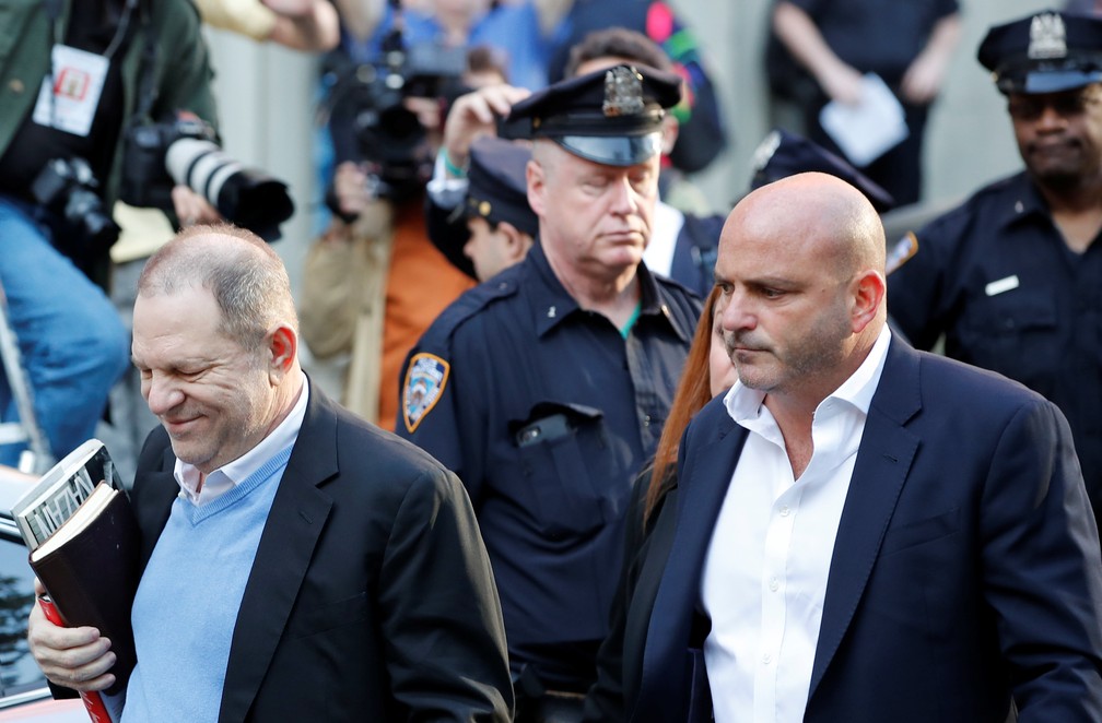 Harvey Weinstein se entrega para a polícia de Nova York (Foto: REUTERS/Mike Segar)