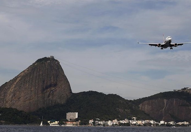 Avião se prepara para aterrissar no aeroporto Santos Dumont no Rio de Janeiro (Foto: Sergio Moraes/Reuters)
