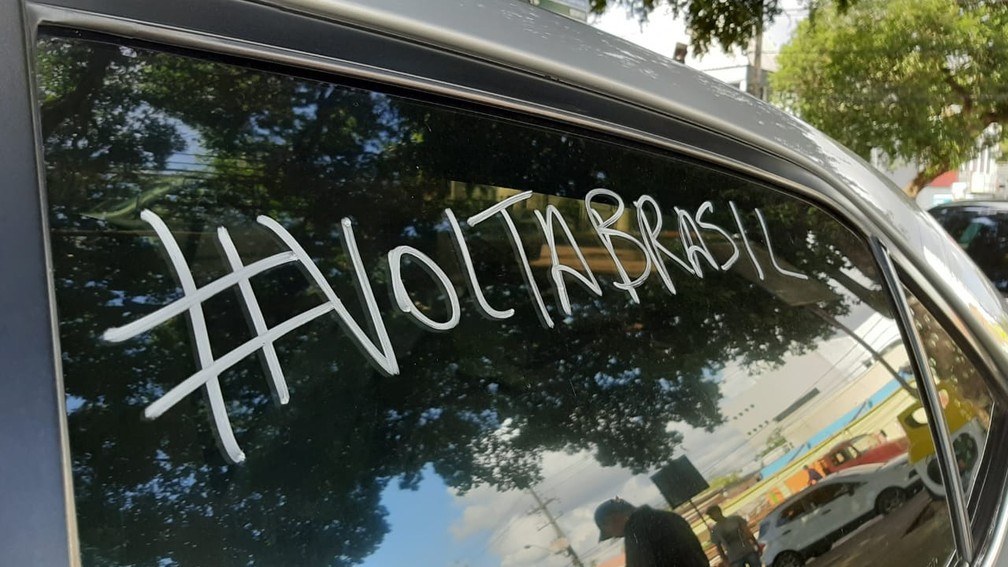Motoristas escrevem "#voltabrasil" nos carros durante protesto pela abertura do comércio em Porto Velho. — Foto: Armando Junior/Rede Amazônica