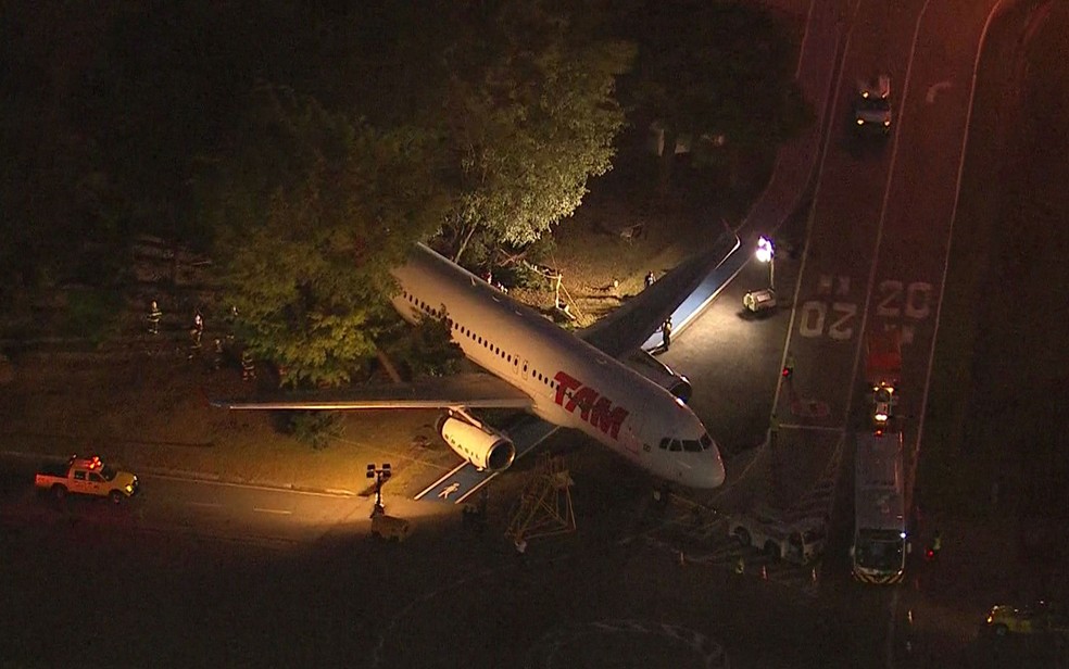 AviÃ£o da Latam bate em Ã¡rvore no Aeroporto de Congonhas durante reboque â Foto: ReproduÃ§Ã£o/TV Globo