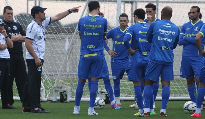 Interino de Felipão promove volta de Edinho e encaminha time para sábado