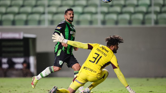 Aloísio encobre goleiro do Millonarios e abre placar para o América-MG
