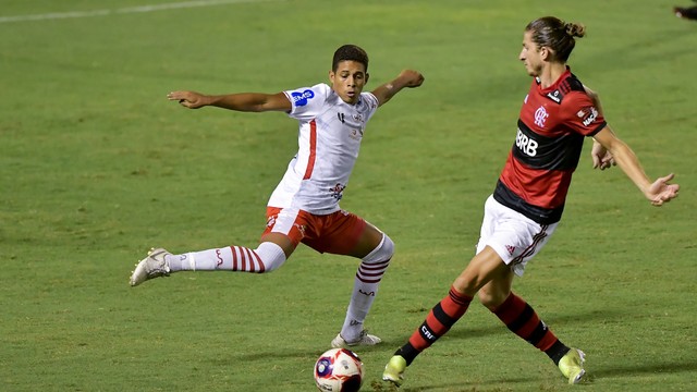 Filipe Luis em ação contra o Bangu