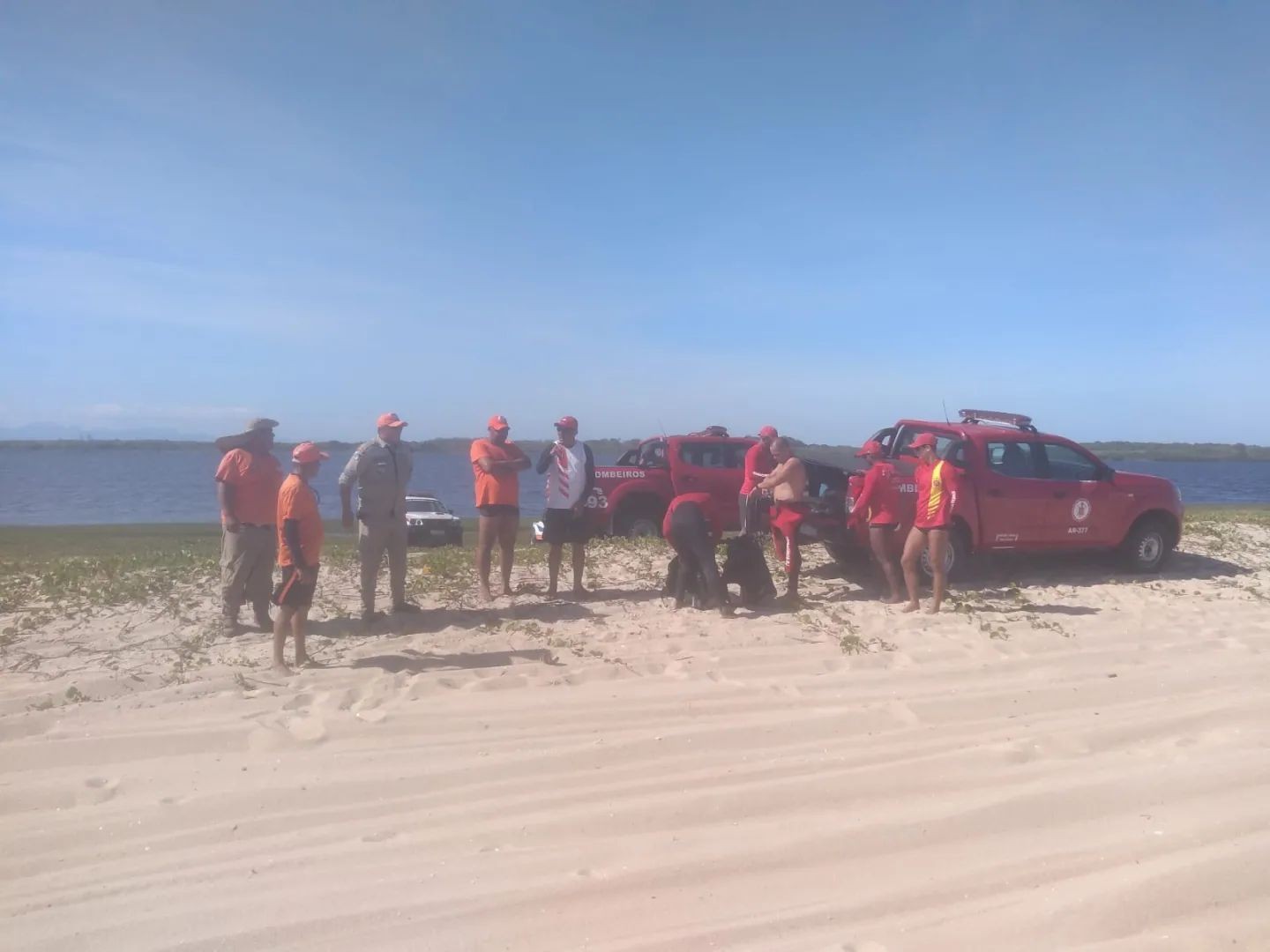 Equipes fazem buscas por homem que desapareceu no mar em Quissamã, no RJ