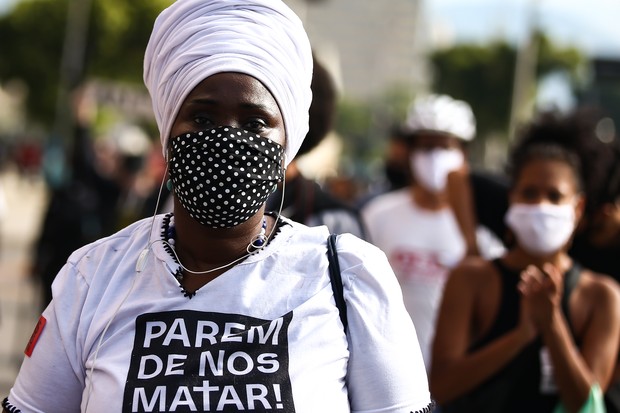 RIO DE JANEIRO, BRASIL - JUNHO 07: Um manifestante usa uma máscara e uma camisa que diz "pare de nos matar" durante um protesto em meio à pandemia de coronavírus (Foto: Buda Mendes/Getty Images)