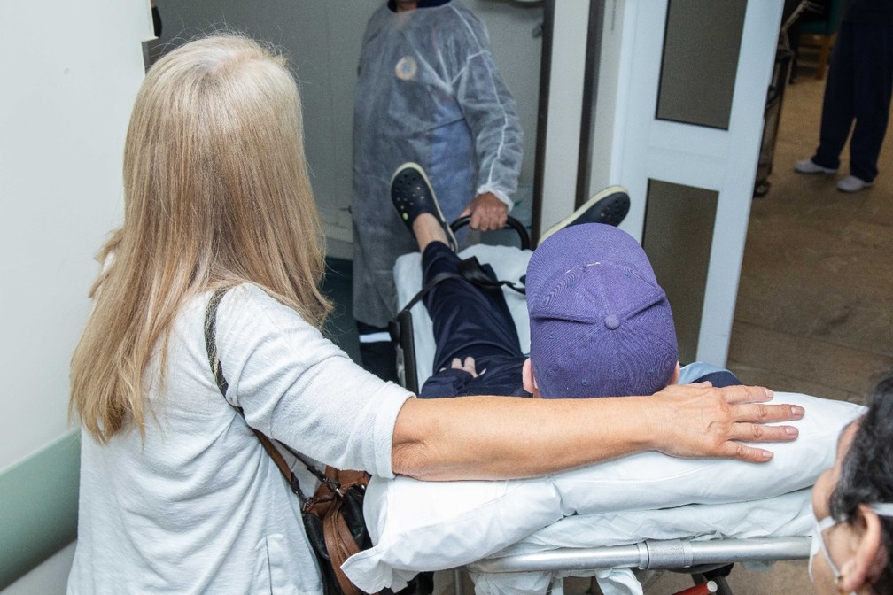 Paciente que recebeu alta nesta quinta (7) de hospital de Campinas (SP) superou 60 dias ligado a pulmão artificial — Foto: Matheus Campos