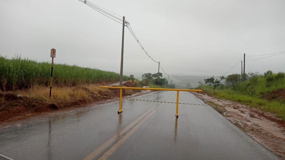 Em Agudos a via que liga a cidade a Borebi precisou ser interditada por casa do risco de de rompimento — Foto: Prefeitura de Agudos/Divulgação