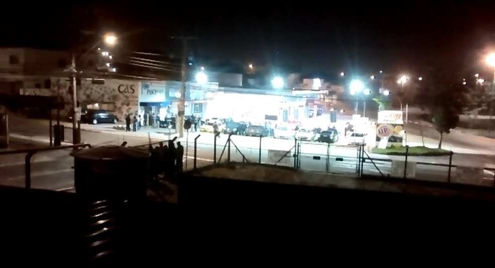 Conveni&ecirc;ncia em posto de combust&iacute;veis tem aglomera&ccedil;&atilde;o durante madrugada; v&iacute;deo &mdash; Foto: Arquivo Pessoal/Rafael Aparecido Trindade