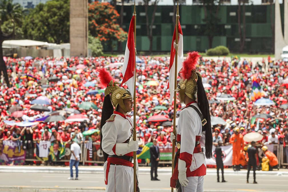 Presidente eleito Lula toma posse hoje em Brasília. Apoiadores de Lula já lotam a Praça dos Três Poderes — Foto: LEO BAHIA/FOTOARENA/FOTOARENA/ESTADÃO CONTEÚDO
