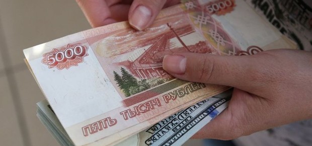 É mais fácil sacar em rublos do que em dólares, mas o dinheiro vale menos (Foto: Getty Images)