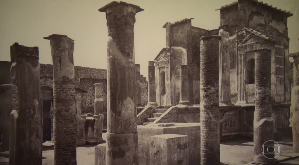 Fotos das ruínas de Pompeia também fazem parte da mostra em cartaz na Biblioteca Nacional, no Rio. (Foto: Reprodução/ TV Globo)
