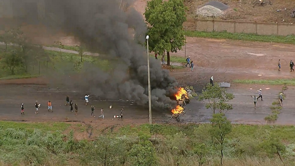 Manifestantes ateiam fogo à materiais na DF-473, em Brasília, e bloqueiam rodovia — Foto: TV Globo/Reprodução