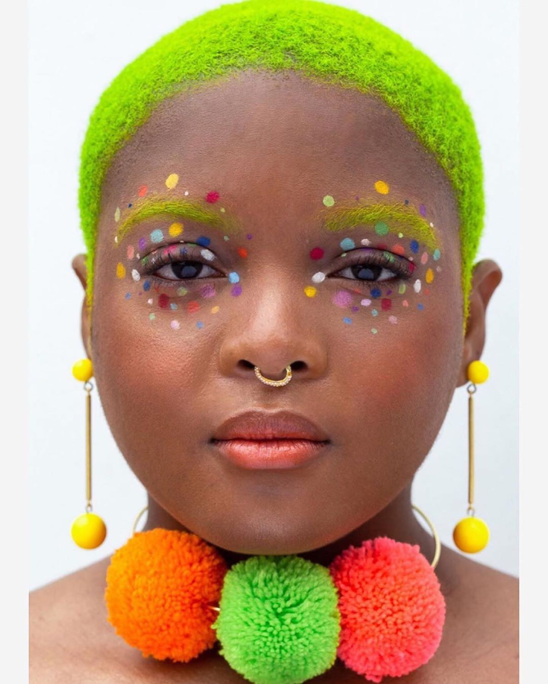 Maquiagem colorida carnaval (Foto: Reprodução / Instagram @theartistedit)