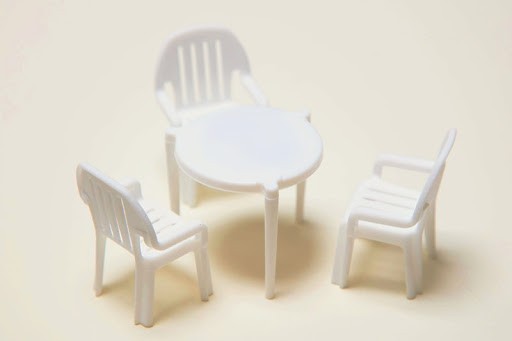As cadeiras em miniatura foram colocadas nas caixas de pizza em uma ação de marketing (Foto: Reprodução / John St.)