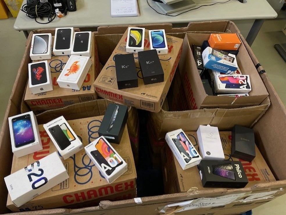 Celulares que serão leiloados pelos Correios — Foto: Divulgação/Correios
