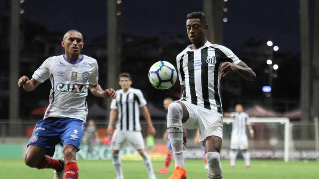 Bruno Henrique domina a bola ao lado de Nino ParaÃ­ba, do Bahia