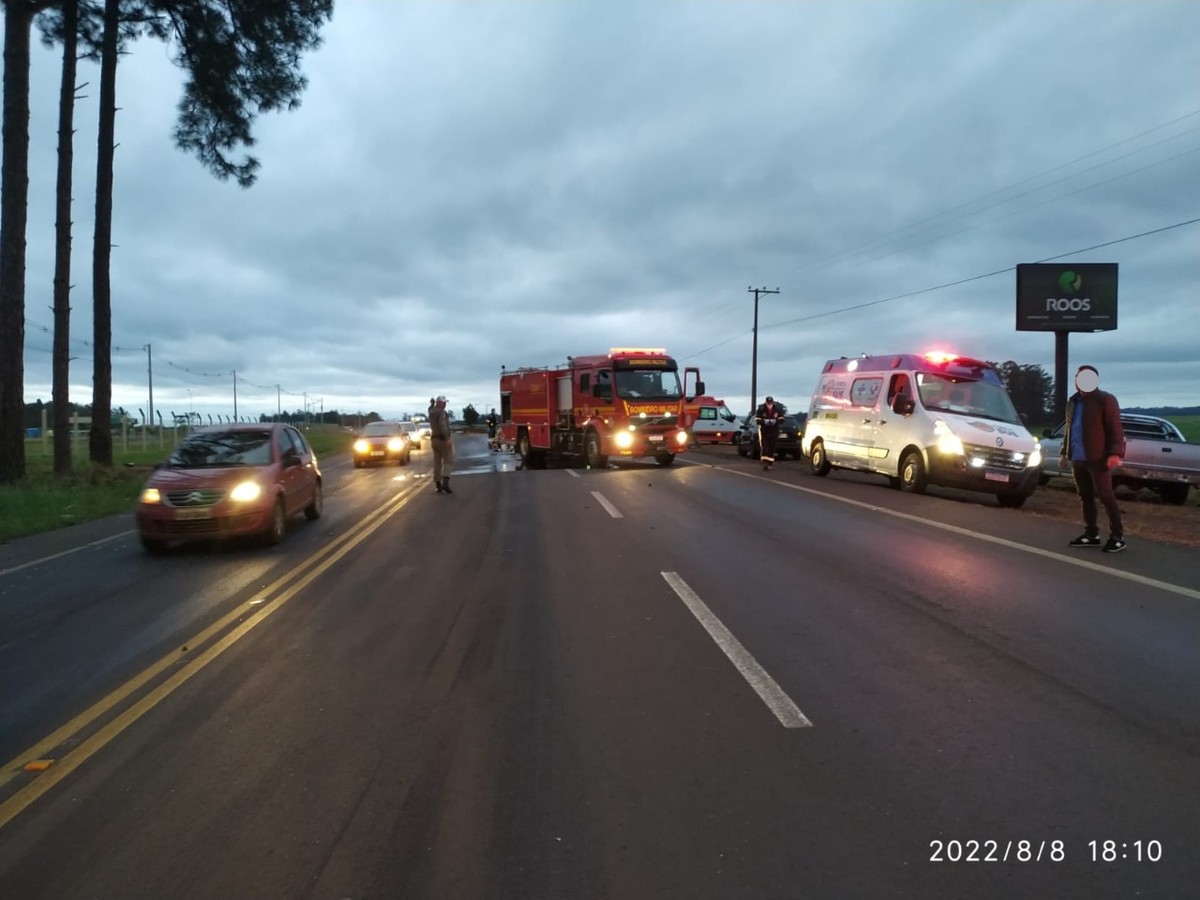 Acidente entre van e caminhonete deixa uma pessoa morta na ERS-142, em Não-Me-Toque