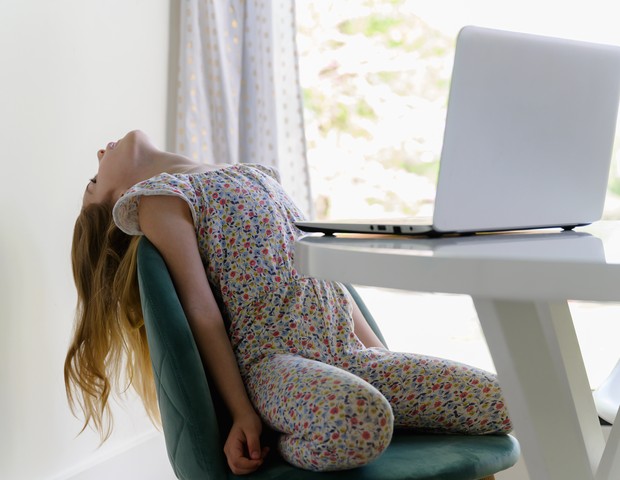 Aula online e diminuição de exercícios podem estar contribuindo para dores nas crianças e adolescentes (Foto: Getty)