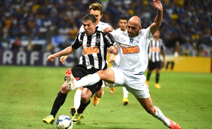 Bruno Rodrigo e Leandro Donizete, Cruzeiro X Atlético-mg (Foto: Agência AP )