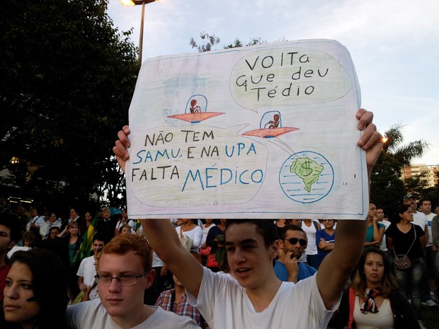 Manifestante carrega cartaz com alusão ao ET de Varginha (Foto: Samantha Silva / G1)