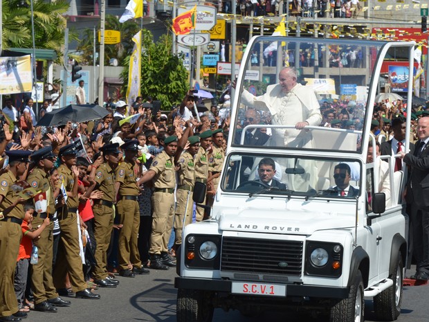 Papa Francisco cumprimenta multidão em sua chegada a Colombo, no Sri Lanka. Pontífice passa três dias no país asiático (Foto: LAKRUWAN WANNIARACHCHI / AFP)