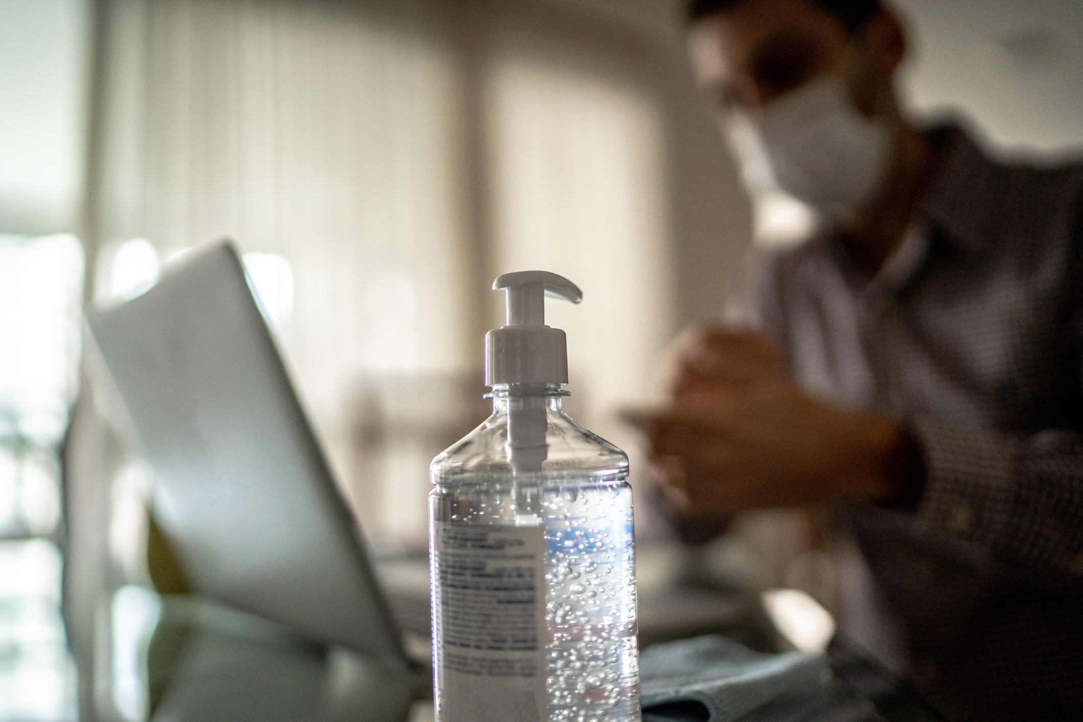 Man applying antibacterial sanitizer gel to prevent Covid 19 (Foto: Getty Images)