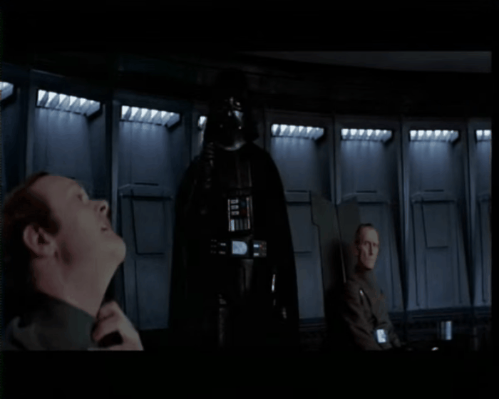 Darth Vader enforca Conan Motti, um dos chefes do Império Galático, quando ele fala que não acredita na Força (Foto: Reprodução)