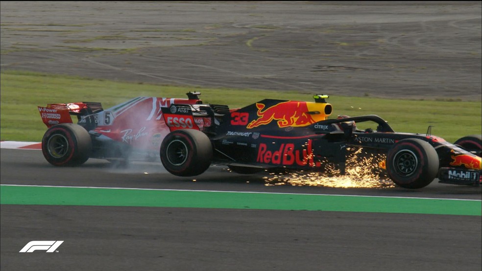 Vettel e Verstappen se tocaram na briga pelo terceiro lugar em Suzuka â€” Foto: ReproduÃ§Ã£o/FOM
