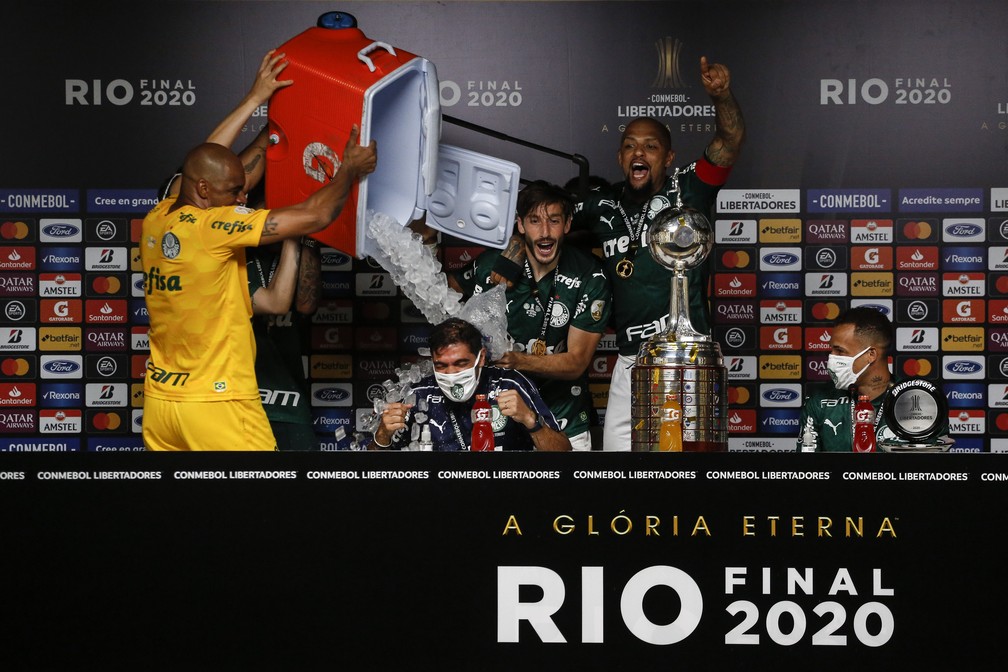 Jogadores do Palmeiras d&atilde;o banho em Abel Ferreira &mdash; Foto: Staff Images/Conmebol