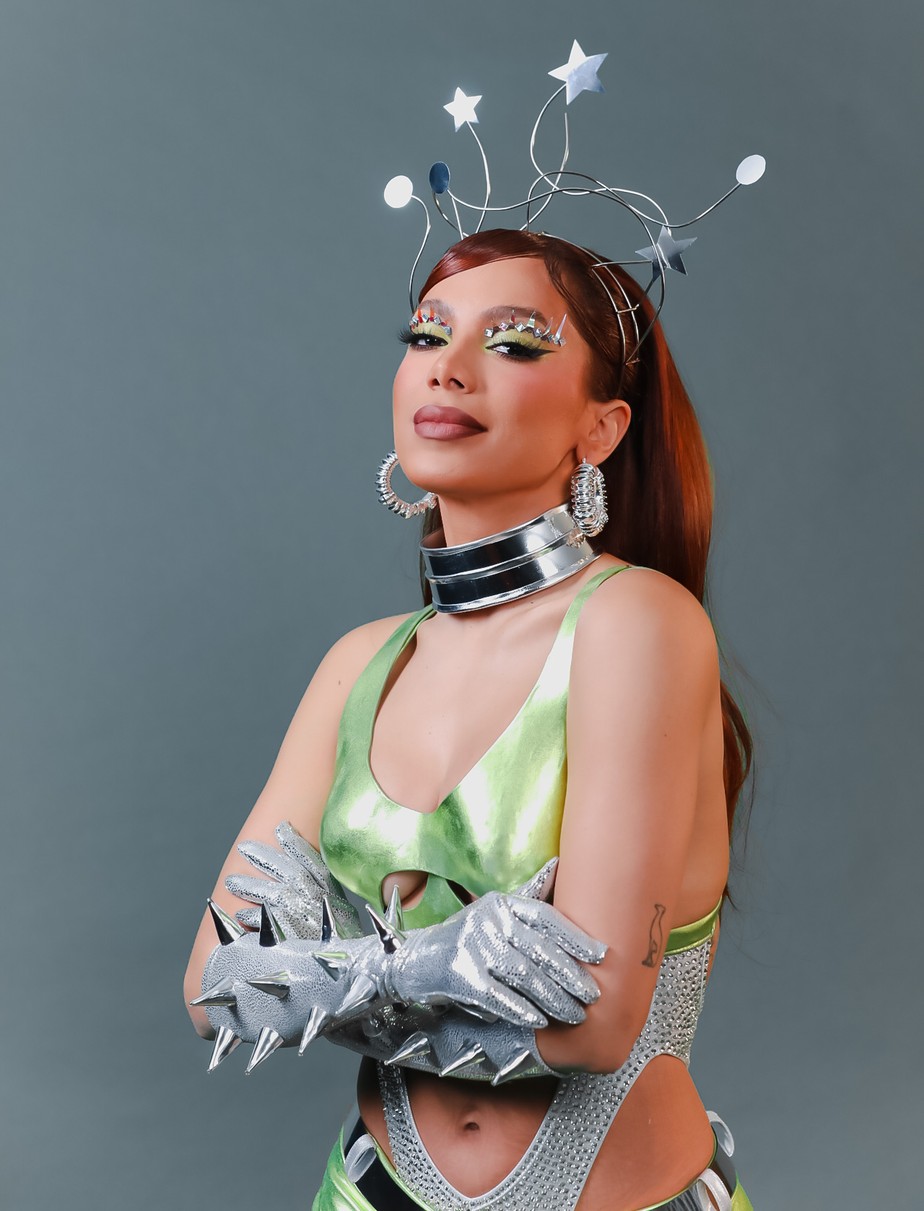 Anitta se fantasiou de 'guerreira do futuro' para pré-Carnaval de Brasília.