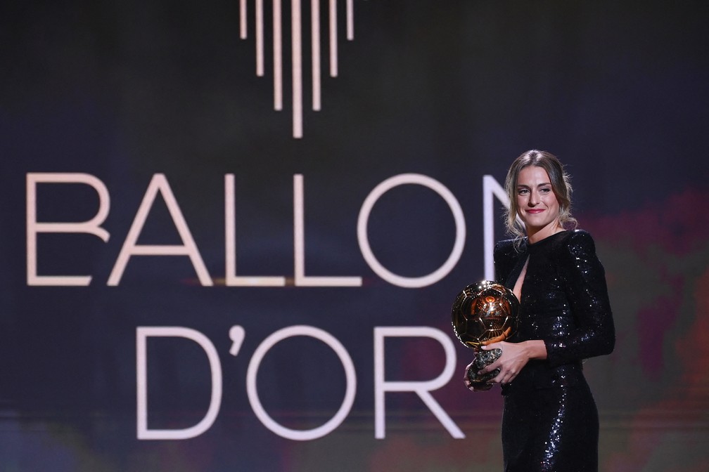Espanhola Alexia Putellas, do Barcelona, é a ganhadora da Bola de Ouro de 2021 — Foto: Franck Fife/AFP