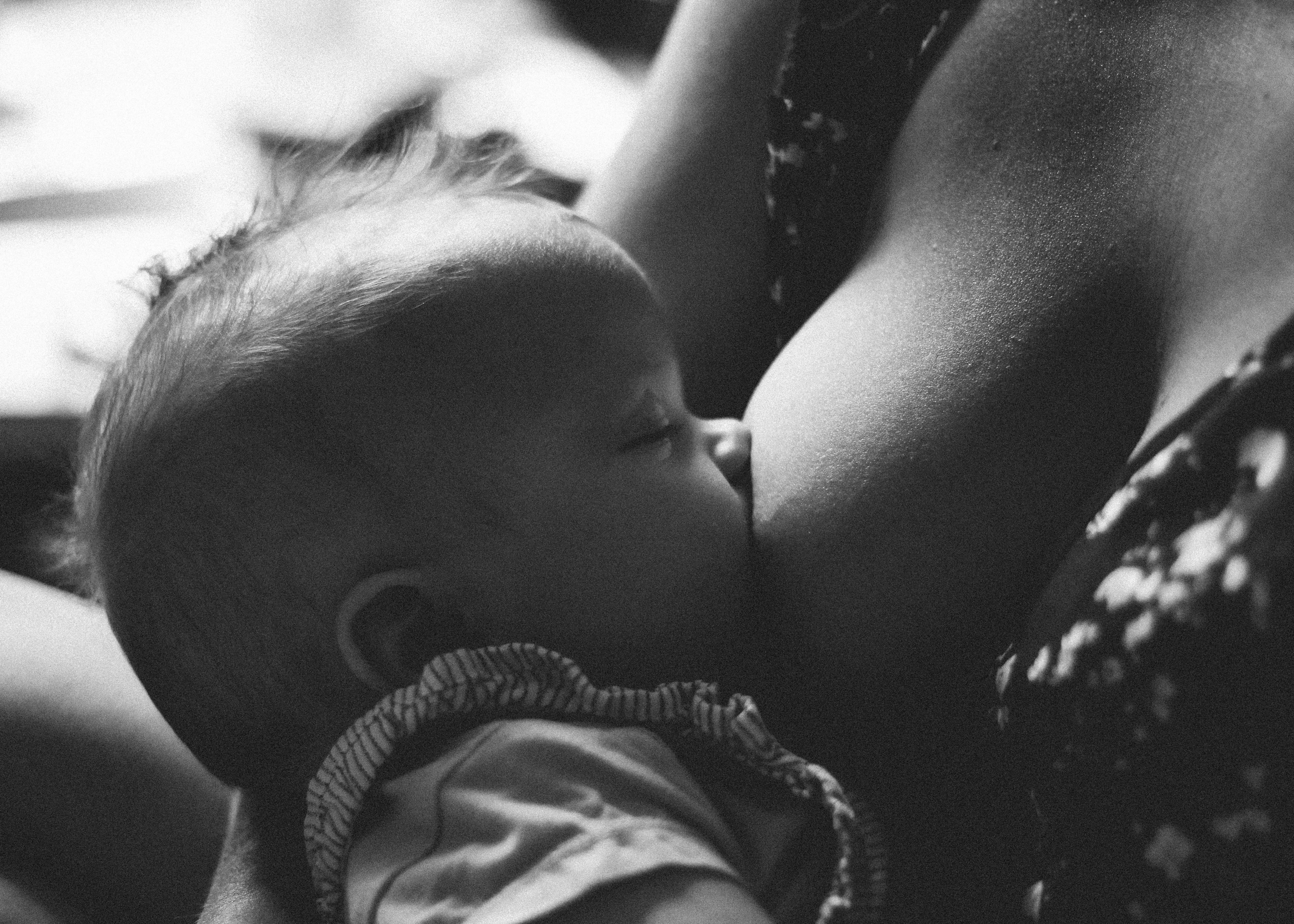 Bebê amamentando amamentação aleitamento materno (Foto: Unsplash/Fanny Renaud)
