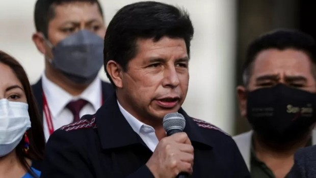 Analistas dizem que inexperiência e despreparo levaram Pedro Castillo a decretar toques de recolher no Peru (Foto: REUTERS via BBC)