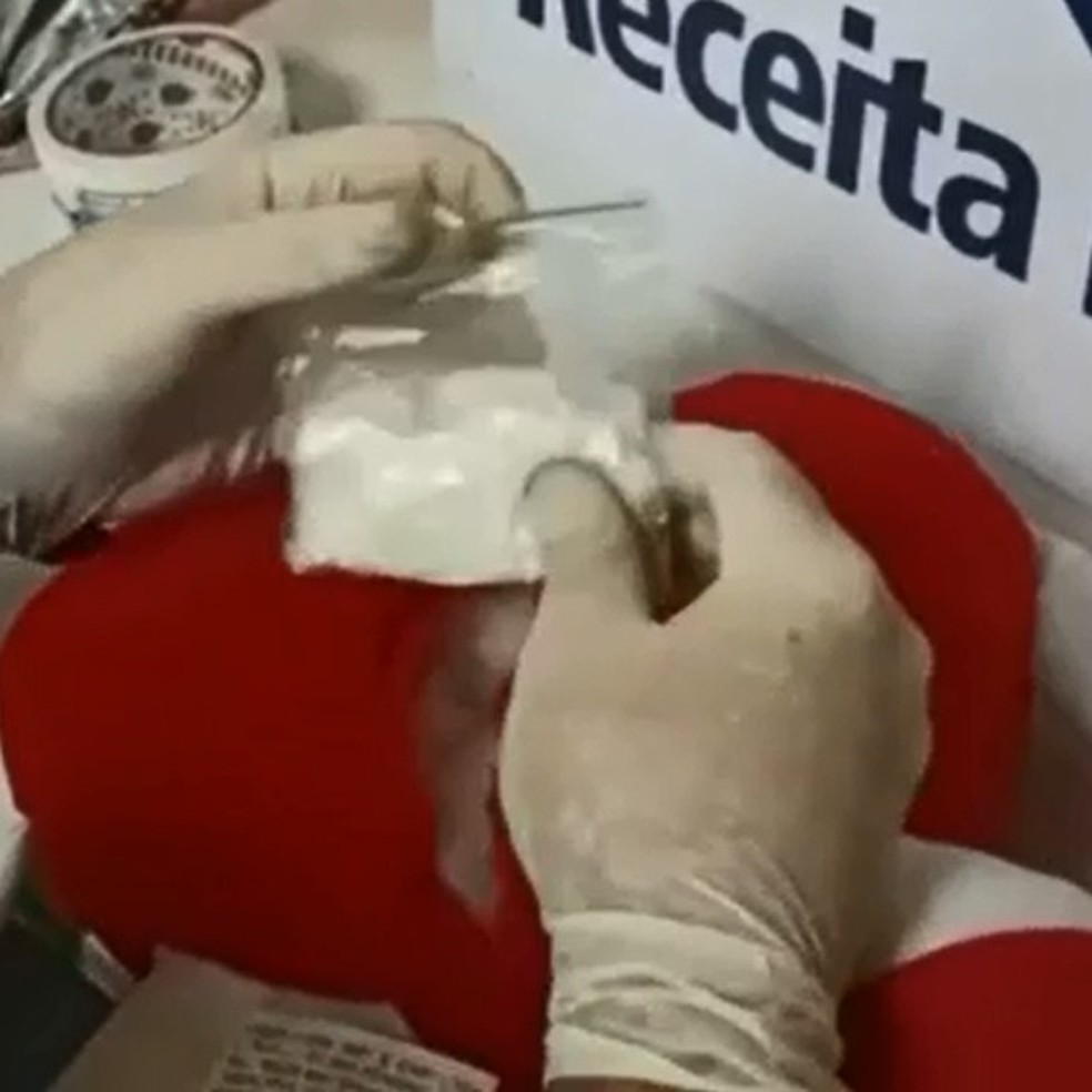 Cocaína é encontrada no interior de um coração de pelúcia — Foto: Divulgação/Receita Federal