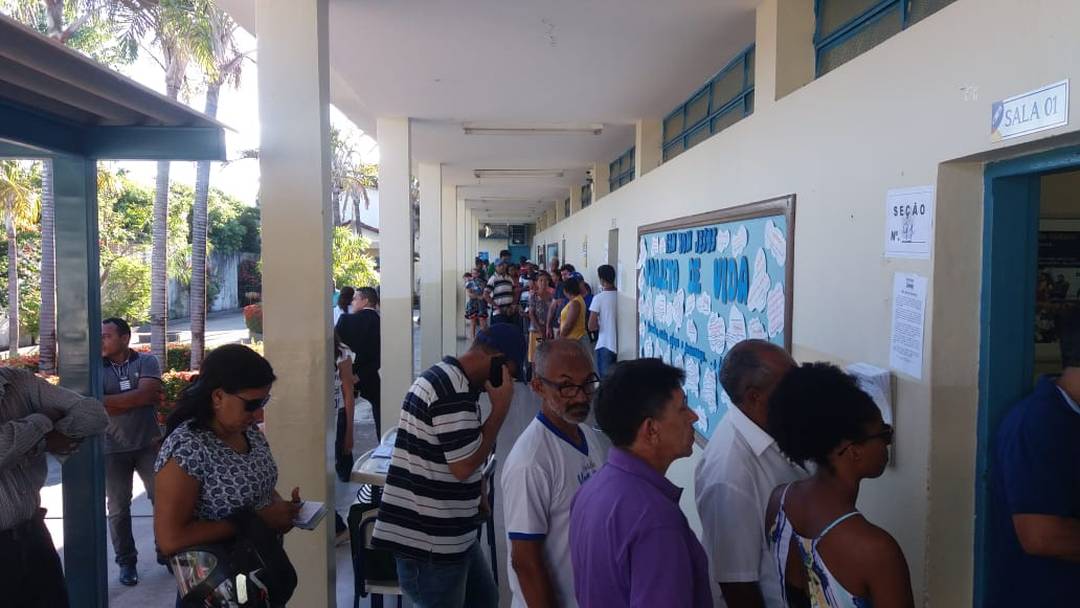 Em Gurupi, eleitores fazem fila para votar
