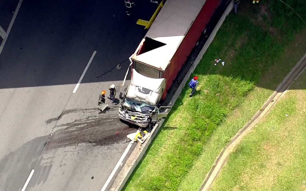 Caminhão atingido por helicóptero que caiu — Foto: Reprodução/TV Globo