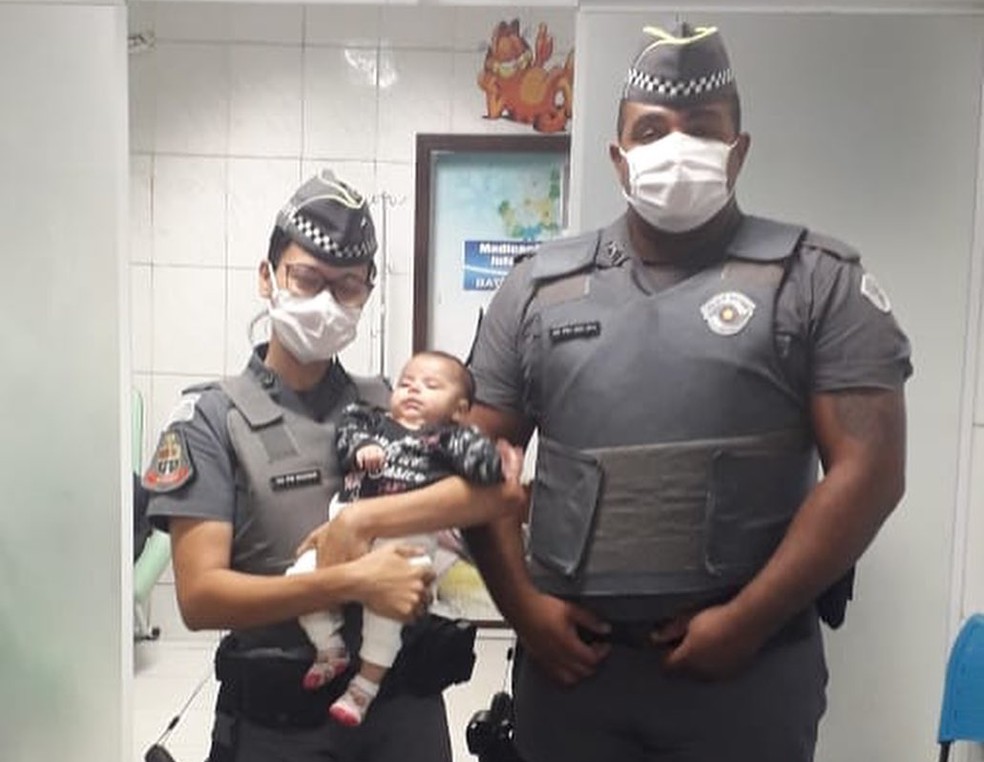 Policiais participaram do salvamento de bebê em São Vicente, SP — Foto: Reprodução/Polícia Militar