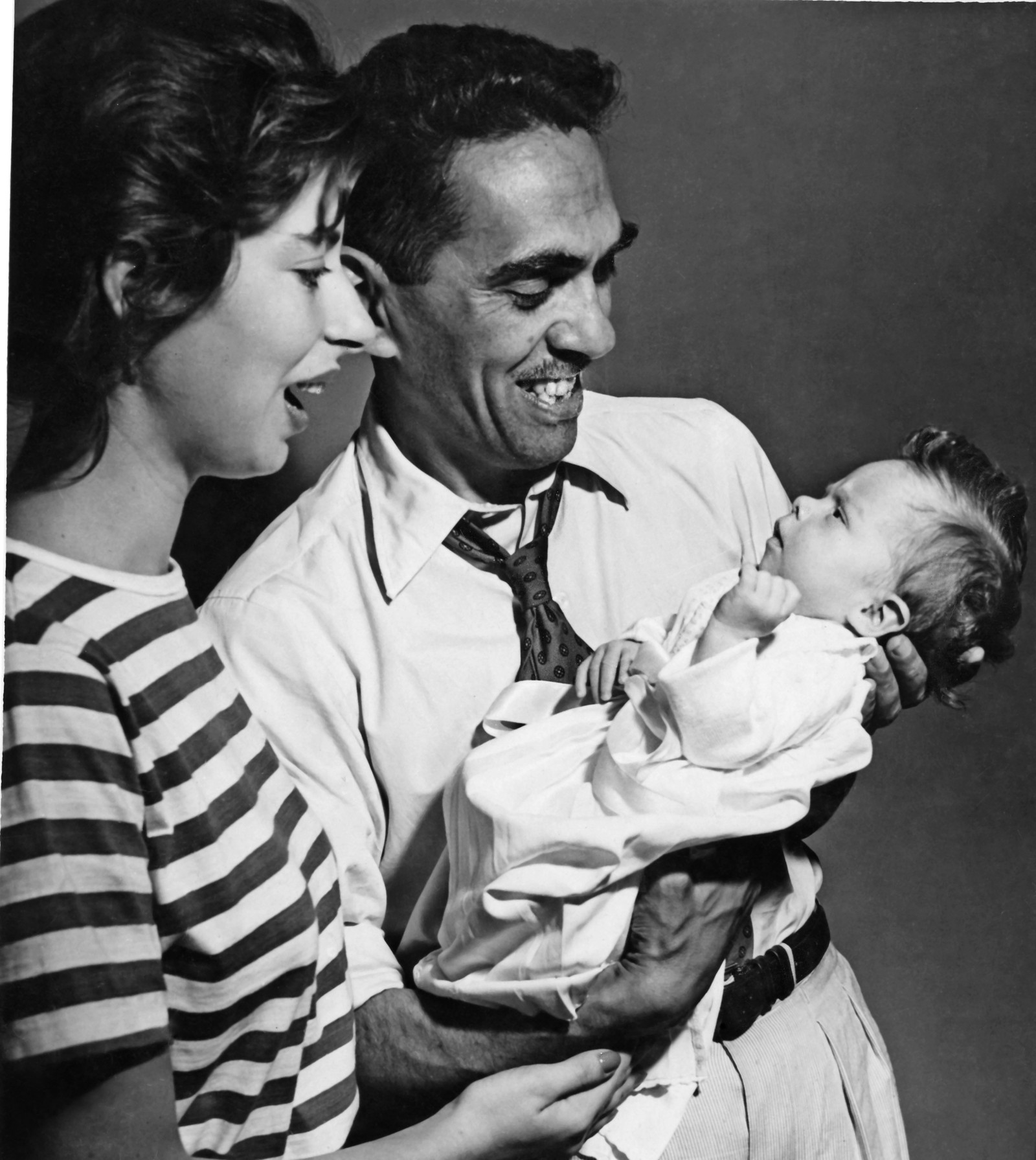 Danuza e o marido, Samuel Wainer, com a filha Pinky, em 1955.  — Foto: Acervo Pinky Wainer/Divulgação