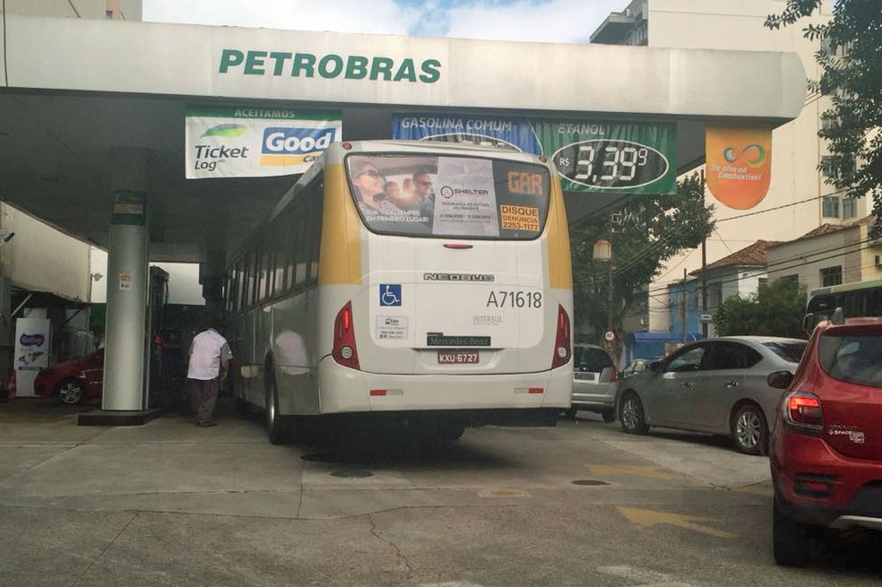 Ônibus abastece em posto de gasolina no Rio; estoque de diesel nas garagens das concessionárias estão acabando (Foto: Luiz Contreira/Arquivo pessoal)