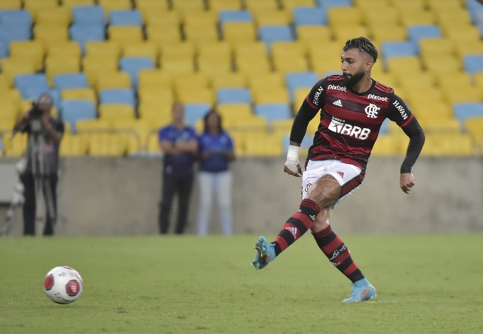 Gabigol marca gol de pênalti na vitória sobre o Vasco, pela semifinal do Carioca — Foto: André Durão