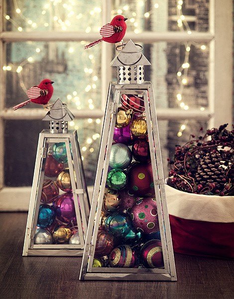 A lanterna de vidro e ferro tem formato de árvore. Que tal colocar bolas de Natal dentro dela? (Foto: Cacá Bratke/Editora Globo)