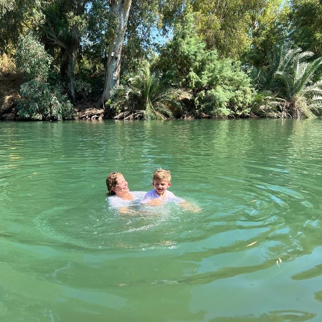 Karina Bacchi e filho mergulham no Rio Jordao em Israel (Foto: reprodução/instagram)