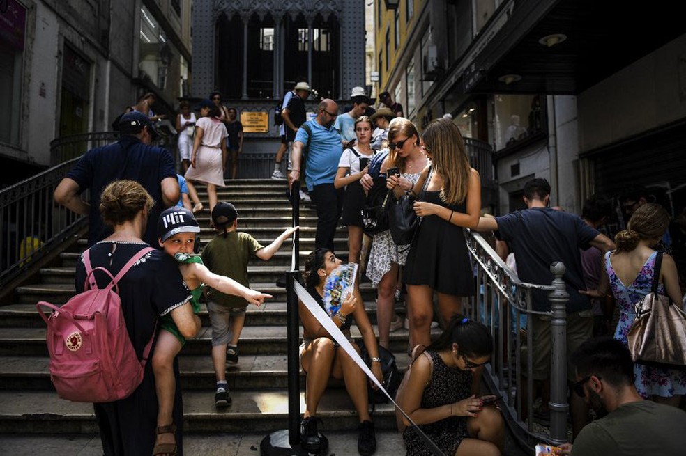 Turistas fazem fila no elevador Santa Justa, em Lisboa â Foto: Patricia de Melo Moreira / AFP/Arquivo