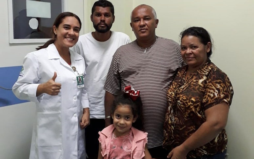 Jakson (de branco) reencontrou famÃ­lia com ajuda de Swany (Ã  esquerda), no Recife â€” Foto: ReproduÃ§Ã£o/WhatsApp