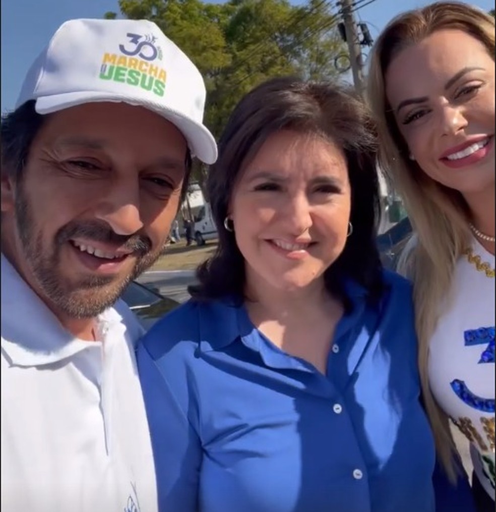 A senadora Simone Tebet (MDB) participa da 'Marcha para Jesus' neste sábado (9), em SP, ao lado do prefeito Ricardo Nunes e da esposa dele. — Foto: Reprodução/Instagram