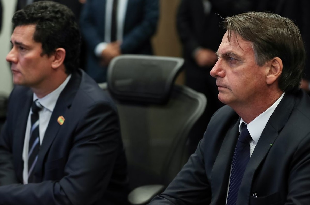 'Nós confiamos irrestritamente no ministro Moro', diz Bolsonaro