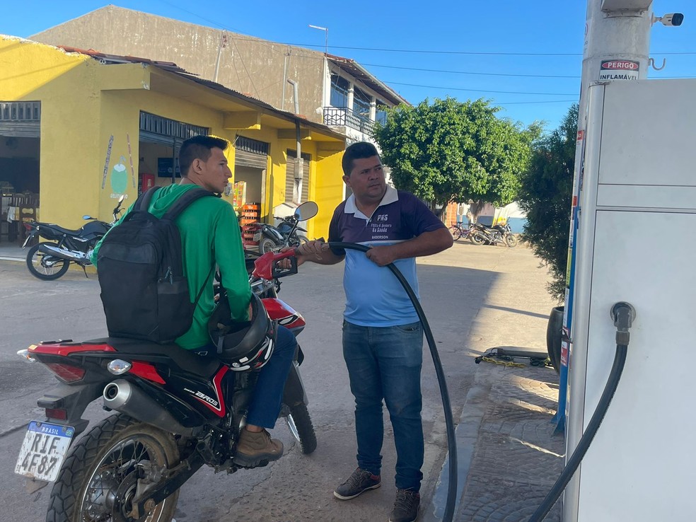Apenas 1 dos 5 postos da cidade de Frecheirinha está com gasolina e etanol, porém a quantidade é insuficiente para atender a demanda local. — Foto: Mateus Ferreira/ SVM