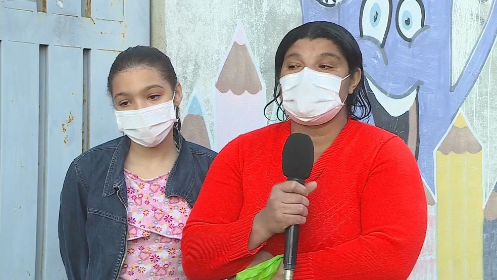 Isabella e a mãe, Marilene foram as primeiras da fila na Escola Municipal Jorge Afonso Defensor, em Betim — Foto: Reprodução/TV Globo