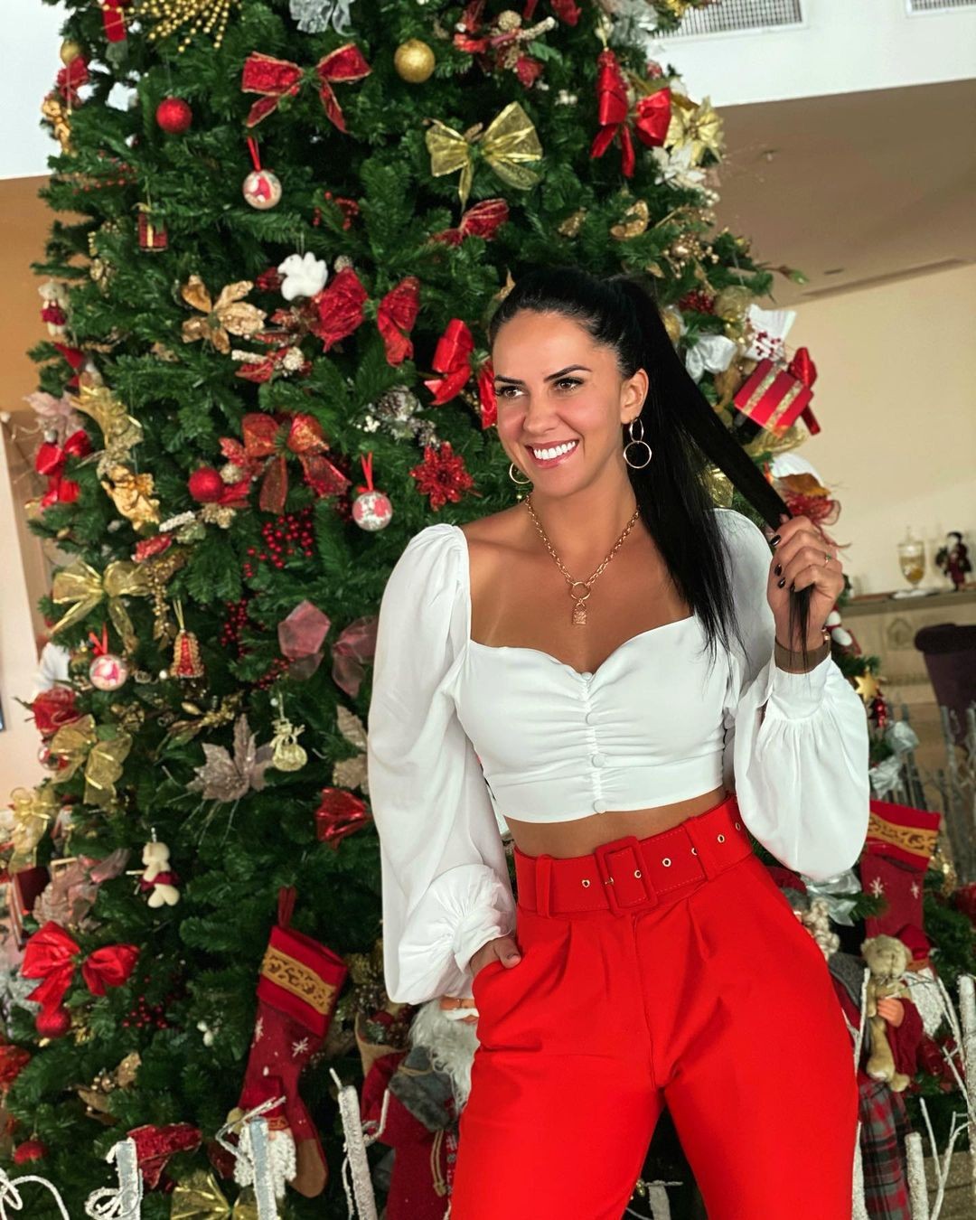 Graciele Lacerda combina look com árvore de Natal (Foto: Reprodução/Instagram)