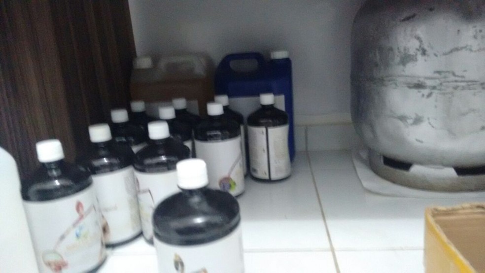 No laboratório os policiais encontraram vários materiais e compostos químicos usados para elaborar os produtos, em João Pessoa (Foto: Capitão Bertuni Silva/5º Batalhão de Polícia Militar)